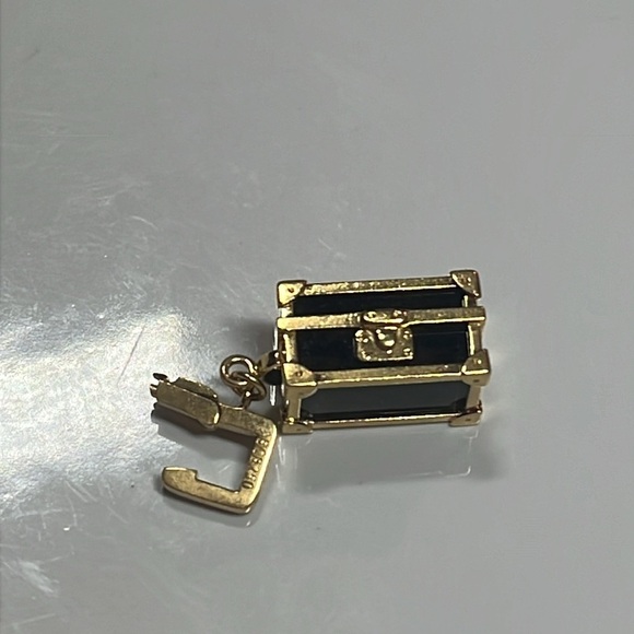 Louis Vuitton 18K Gold Steamer Trunk Charm. Gold Frame around Smoky Quartz - Picture 8 of 9